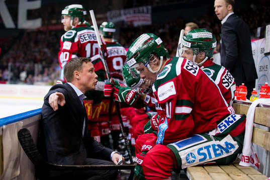 Frölundas tränare Roger Rönnberg pratar med Mats Rosseli