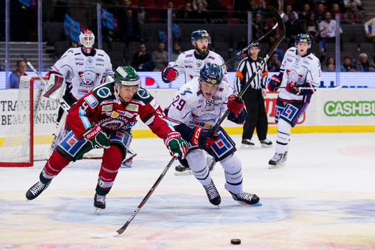 Frölundas Casey Wellman i kamp om pucken med Linköpings