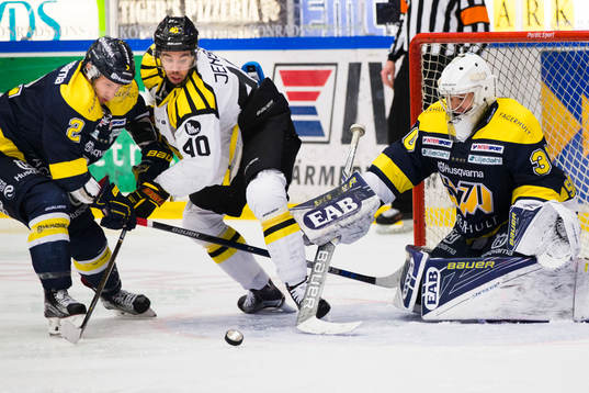 s Kristofer Berglund och målvakt Linus Söderström (h)