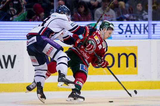 Linköpings Andrew Gordon tacklar Frölundas Matt Donovan