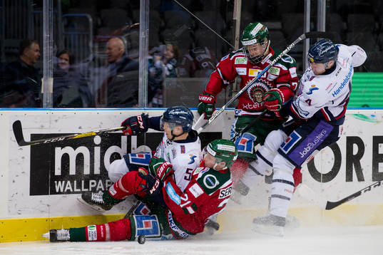 Kamp om pucken vid sargen mellan Linköpings Kristian