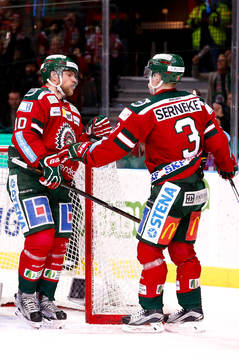 Frölundas Sean Bergenheim och Carl Grundström jublar