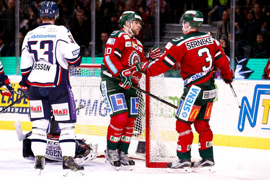 Frölundas Sean Bergenheim och Carl Grundström jublar