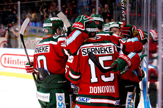 Frölundas Joel Lundqvist jublar med lagkamrater