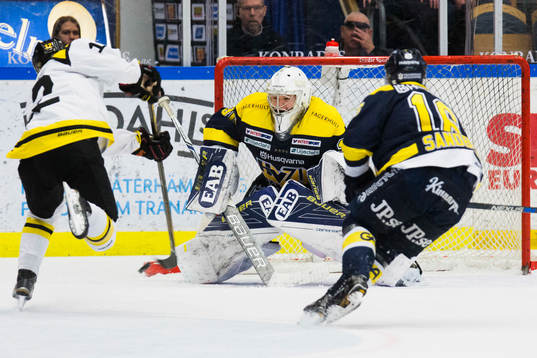 s målvakt Linus Söderström stoppar Brynäs Samuel Asklöf