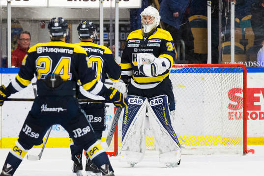 s målvakt Linus Söderström jublar