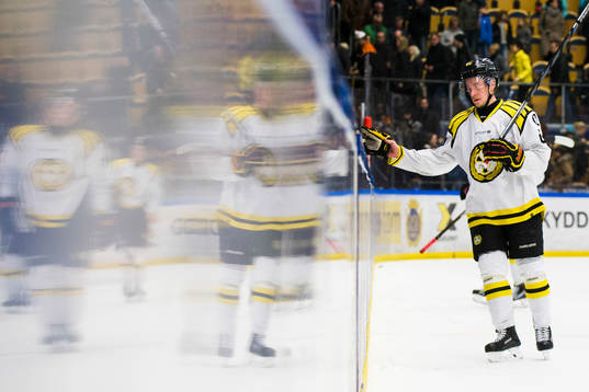Brynäs Jonathan Pudas deppar när han lämnar isen