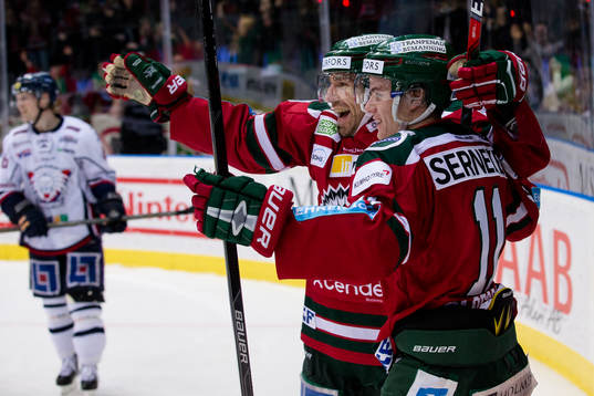 Frölundas Joel Lundqvist jublar ihop med Victor Olofsson