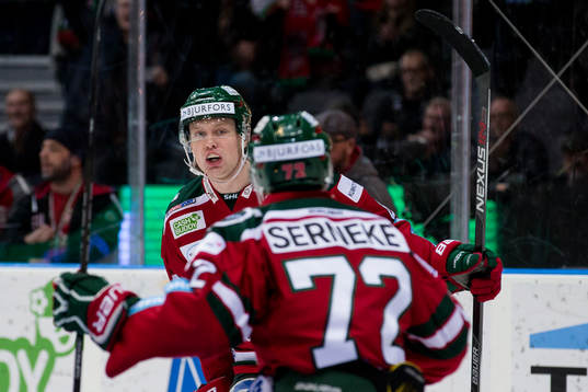 Frölundas John Nyberg jublar ihop med Patrik Carlsson