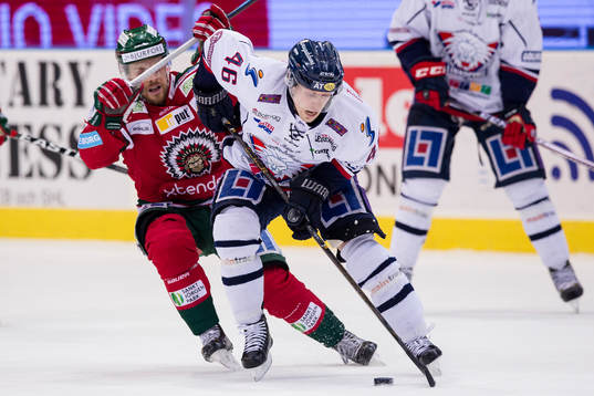 Linköpings Mathis Olimb håller undan för Frölundas Mats