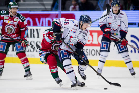 Linköpings Mathis Olimb håller undan för Frölundas Mats