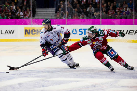Linköpings Andrew Gordon mot Frölundas Patrik Carlsson