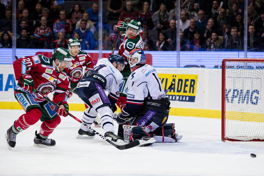 Frölundas Joel Lundqvist ser pucken fri och gör 3-3