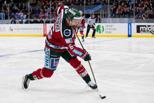 Frölundas Filip Westerlund skjuter ett skott