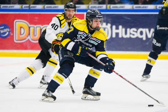 s Erik Brännström  med pucken