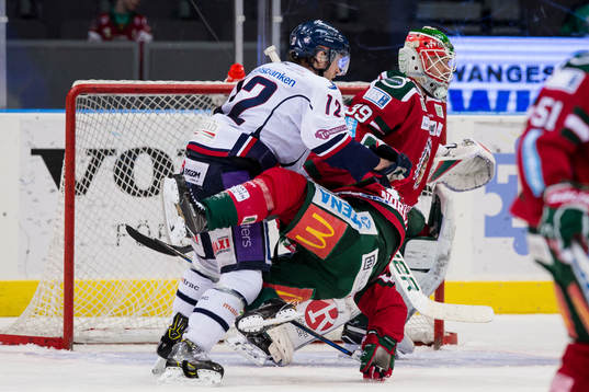 Linköpings Sebastian Karlsson tacklar omkull Frölundas