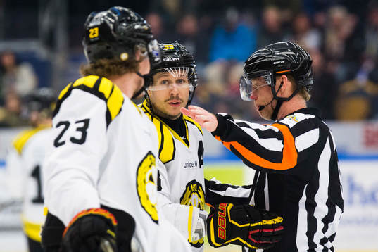Brynäs Elias Fälth i samtal med domaren Pehr Claesson