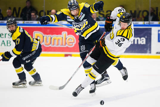 s Christoffer Persson tacklar Brynäs Linus Ölund