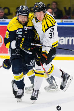 s Christoffer Persson tacklar Brynäs Linus Ölund
