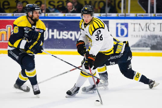 s Christoffer Persson tacklar Brynäs Linus Ölund