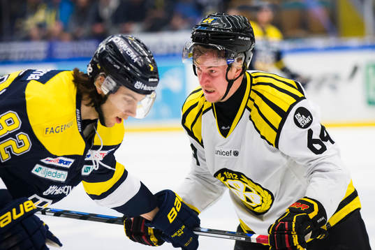 s Kevin Stenlund gruffar med Brynäs Jonathan Pudas