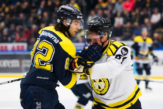 s Kevin Stenlund gruffar med Brynäs Jonathan Pudas