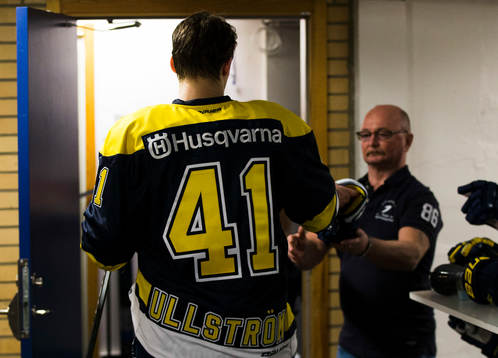 s David Ullström lämnar sina handskar till