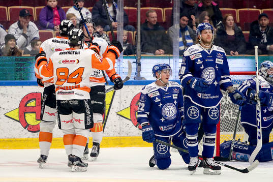 Karlskronas Emil Larsson jublar med lagkamrater
