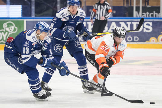 Leksands Jon Knuts och Karlskronas Kristoffer Söder i kamp