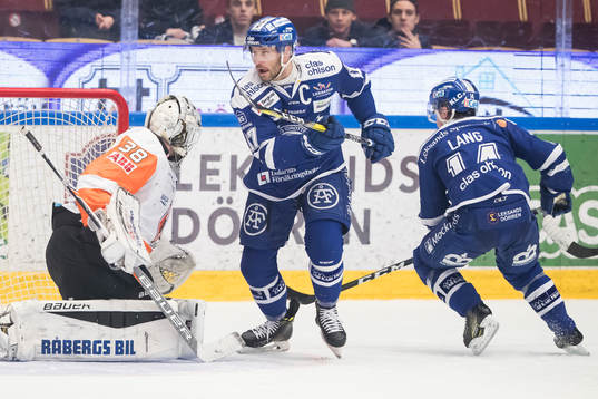 Leksands Jesper Ollas framför Karlskronas målvakt