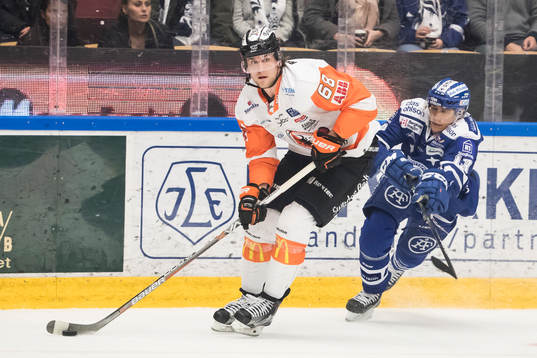 Karlskronas Daniel Gunnarsson jagas av Leksands Jon Knuts i