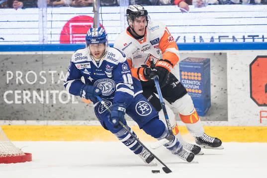 Karlskronas Kristoffer Söder jagar Leksands János Hári i
