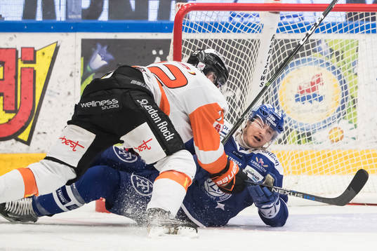 Karlskronas Joachim Rohdin tacklar Leksands Joe Piskula i