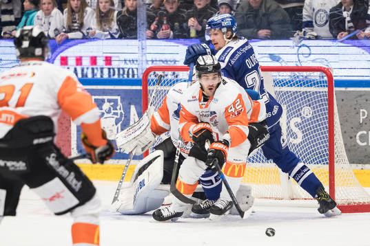 Karlskronas Niklas Arell och Leksands Sondre Olden framför