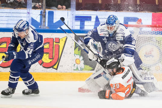 Karlskronas Alexander Wiklund åker in i Leksands målvakt