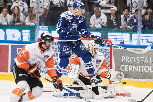 Leksands Martin Karlsson framför Karlskronas målvakt