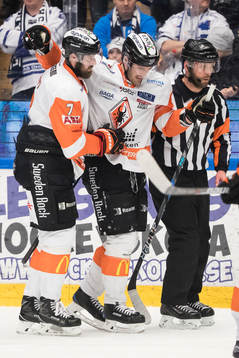 Karlskronas Niklas Arell får hjälp av Mattias Karlsson