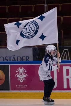 Flaggbärare innan ishockeymatchen i SHL mellan Leksand och