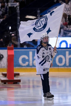 Flaggbärare innan ishockeymatchen i SHL mellan Leksand och