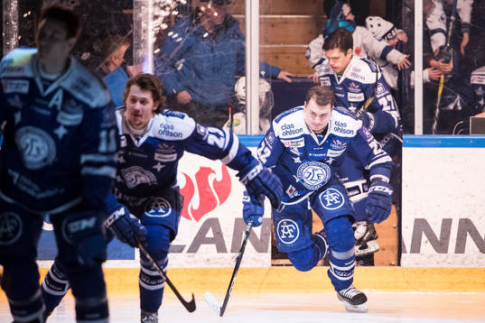 Leksands Martin Grönberg  gör entre i ishockeymatchen i