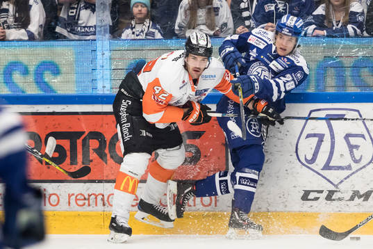 Leksands William Wikman och Karlskronas Niklas Arell i
