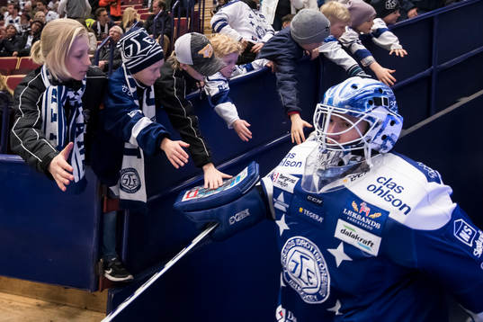 Leksands målvakt Henrik Haukeland på väg in till andra