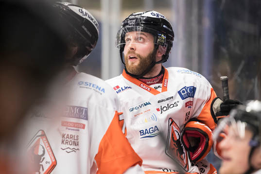 Karlskronas Mattias Guter i ishockeymatchen i SHL mellan