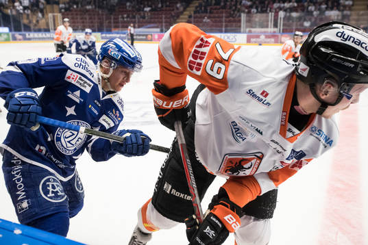 Leksands Daniel Bertov jagar Karlskronas Emil Lundberg i