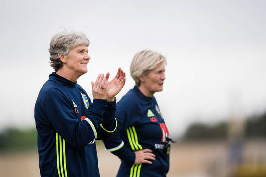 Sveriges förbundskapten Pia Sundhage och assisterande