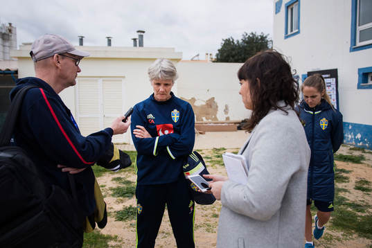 Sveriges förbundskapten Pia Sundhage  blir intervjuad av