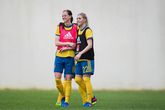 Sveriges Lotta Schelin  och Olivia Schough