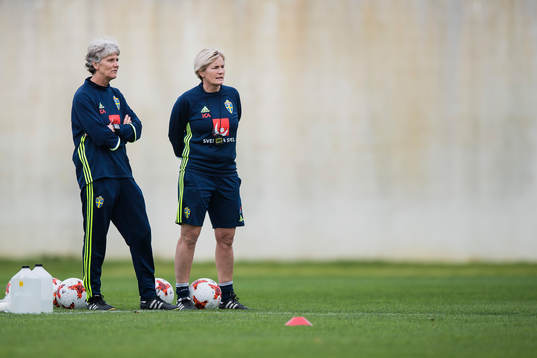 Sveriges förbundskapten Pia Sundhage och assisterande