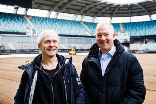 Planskötare Janne Lungberg och I Turf Managements Andy Cole