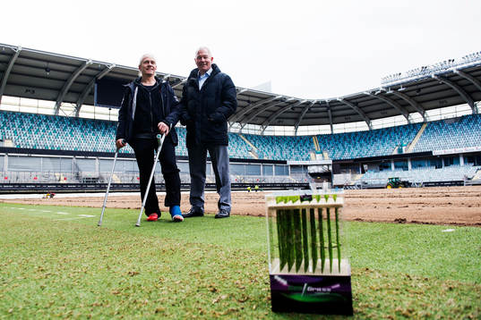 Planskötare Janne Lungberg och I Turf Managements Andy Cole